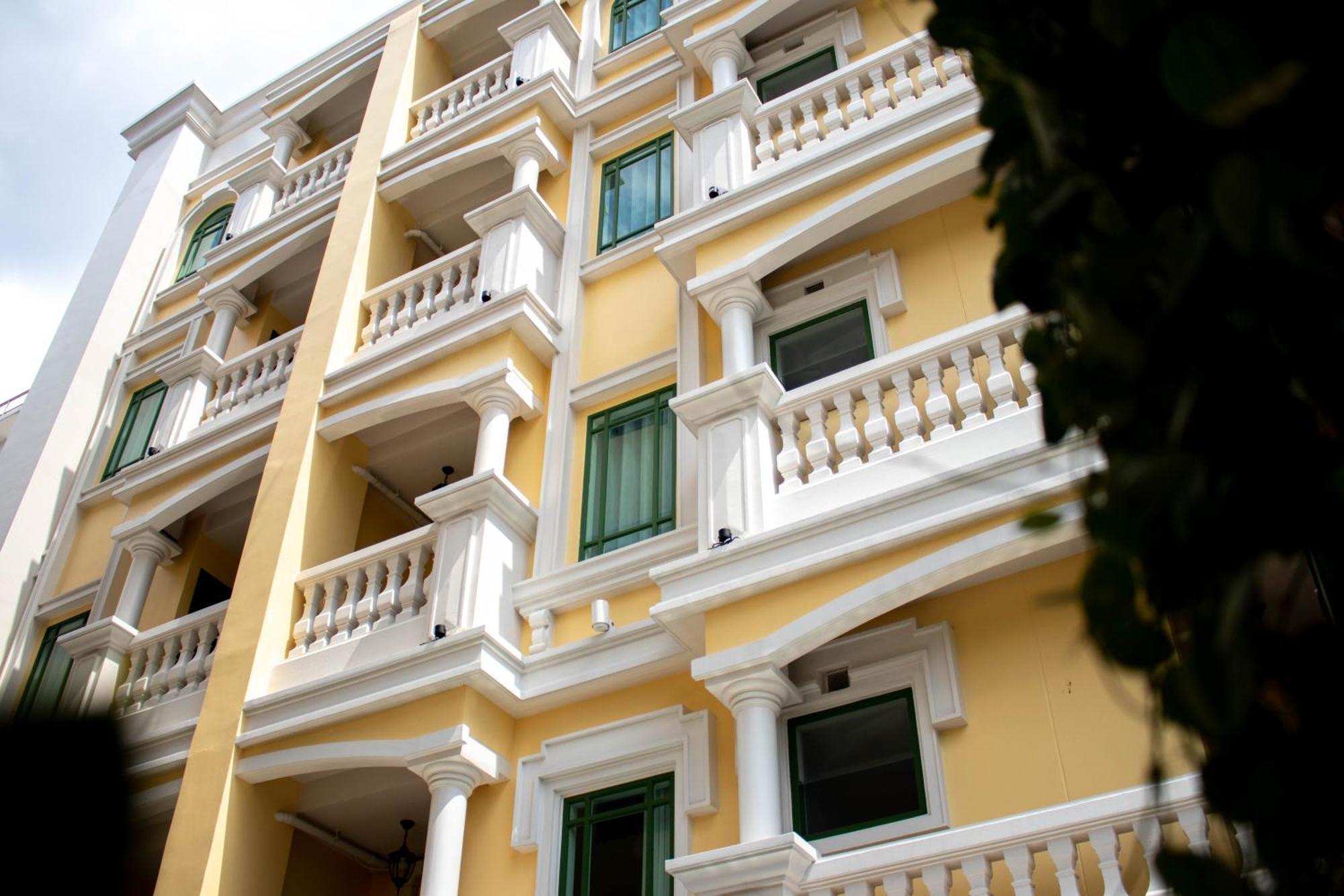 Siri Grand Bangkok Hotel Exterior photo