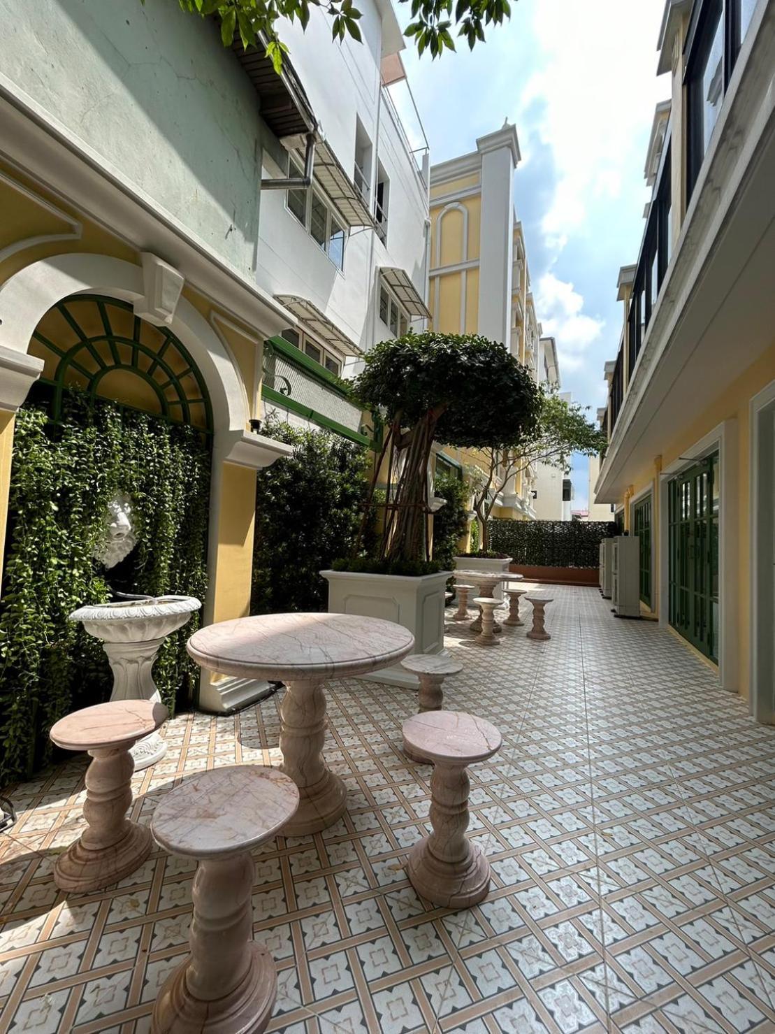Siri Grand Bangkok Hotel Exterior photo