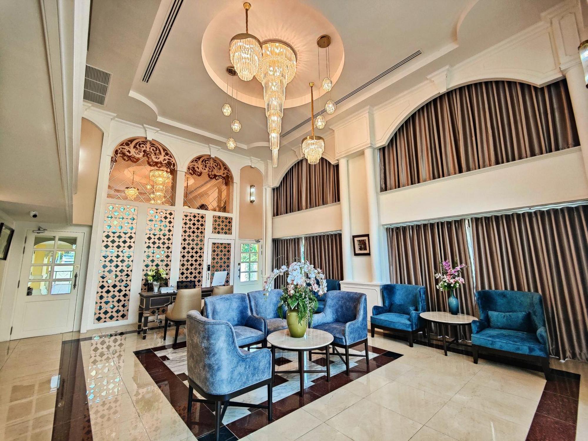 Siri Grand Bangkok Hotel Exterior photo