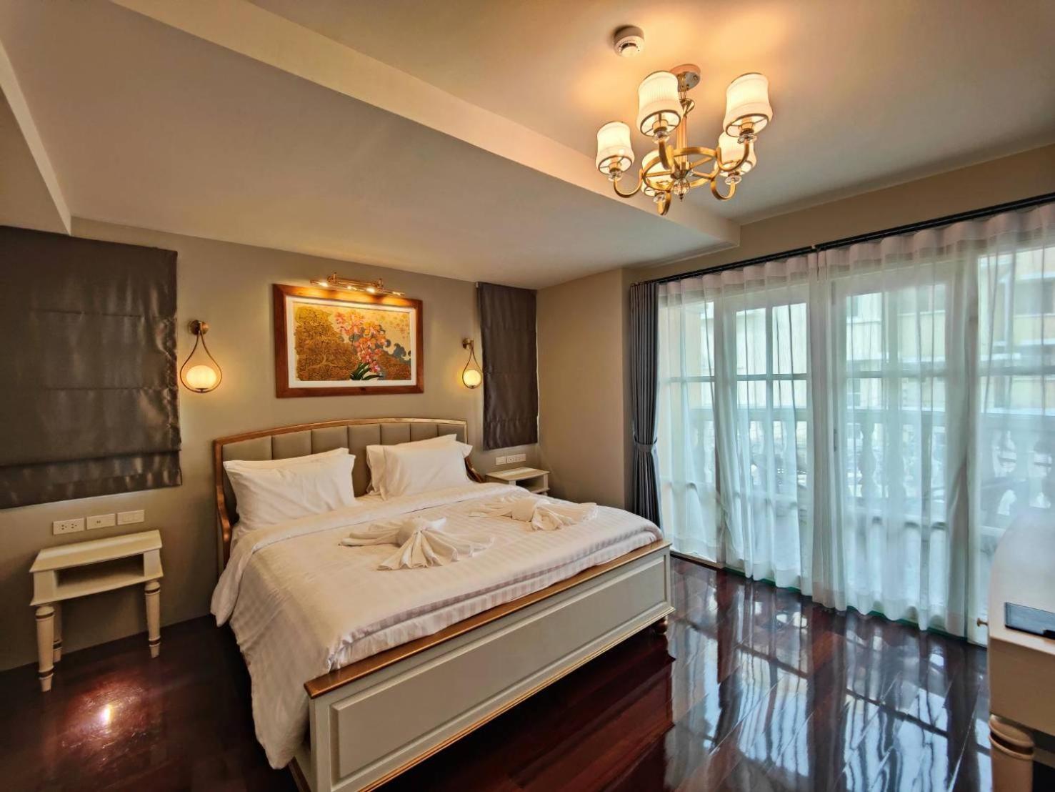 Siri Grand Bangkok Hotel Exterior photo