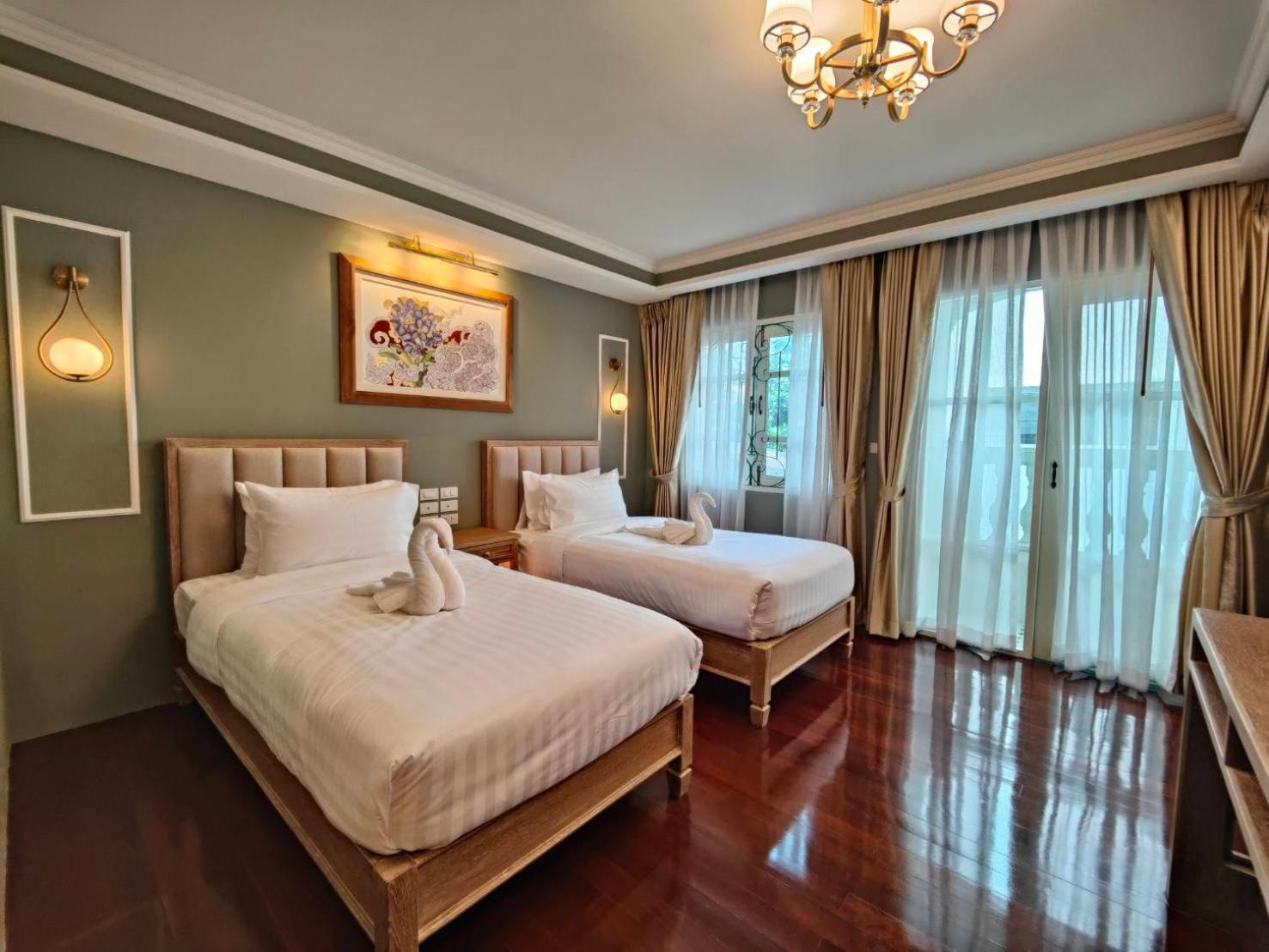 Siri Grand Bangkok Hotel Exterior photo