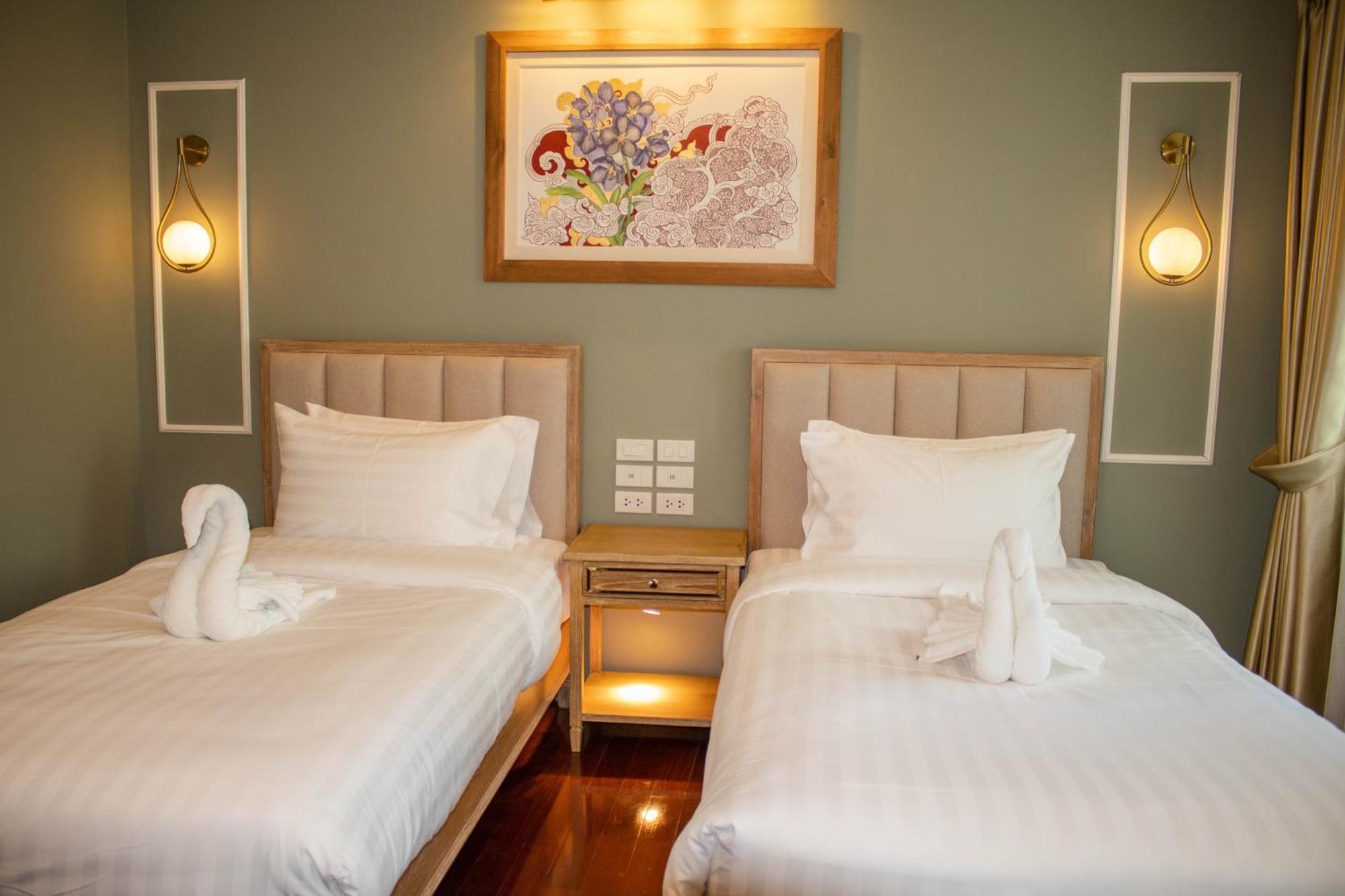 Siri Grand Bangkok Hotel Exterior photo