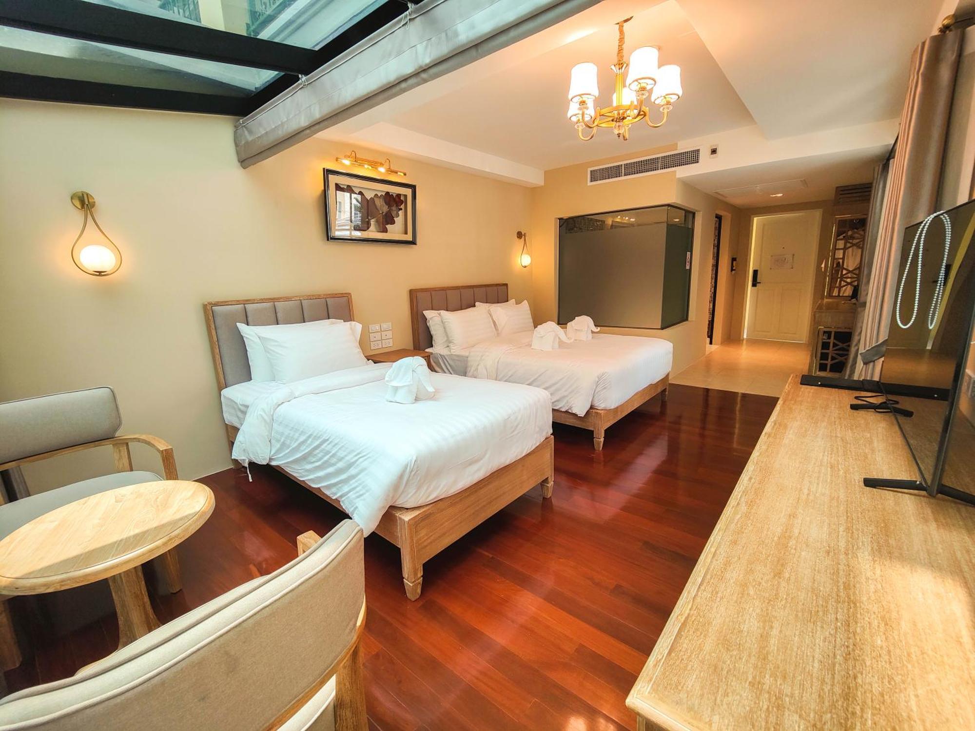 Siri Grand Bangkok Hotel Exterior photo