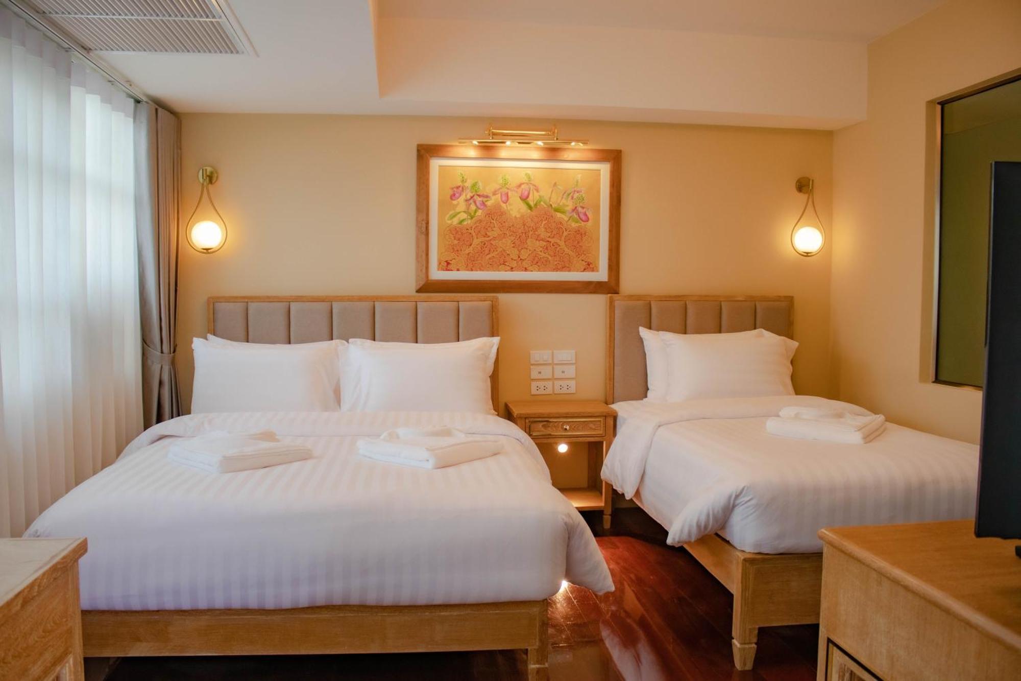 Siri Grand Bangkok Hotel Exterior photo