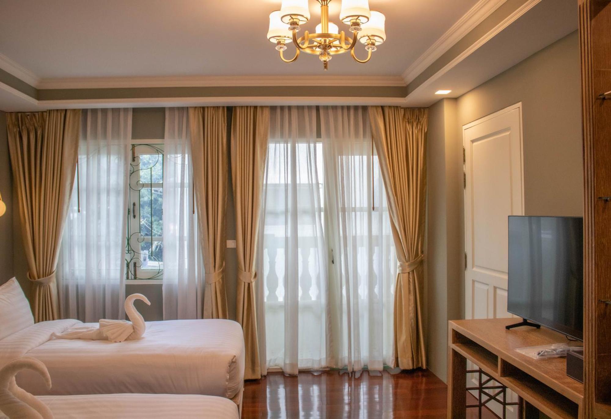 Siri Grand Bangkok Hotel Exterior photo