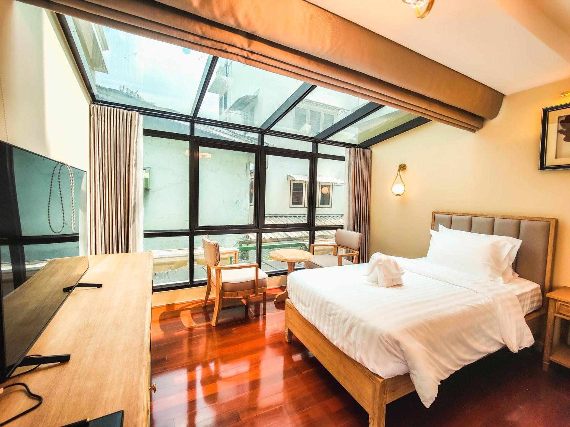 Siri Grand Bangkok Hotel Exterior photo