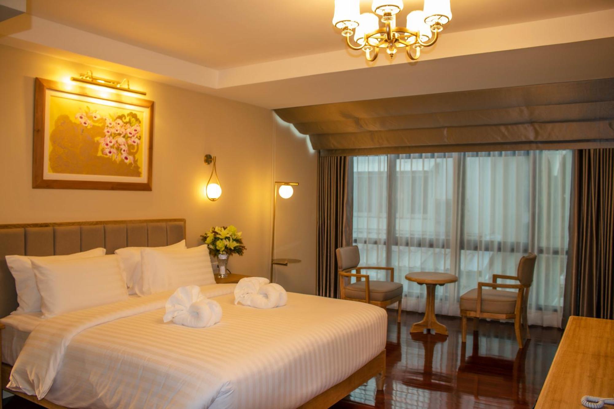 Siri Grand Bangkok Hotel Exterior photo